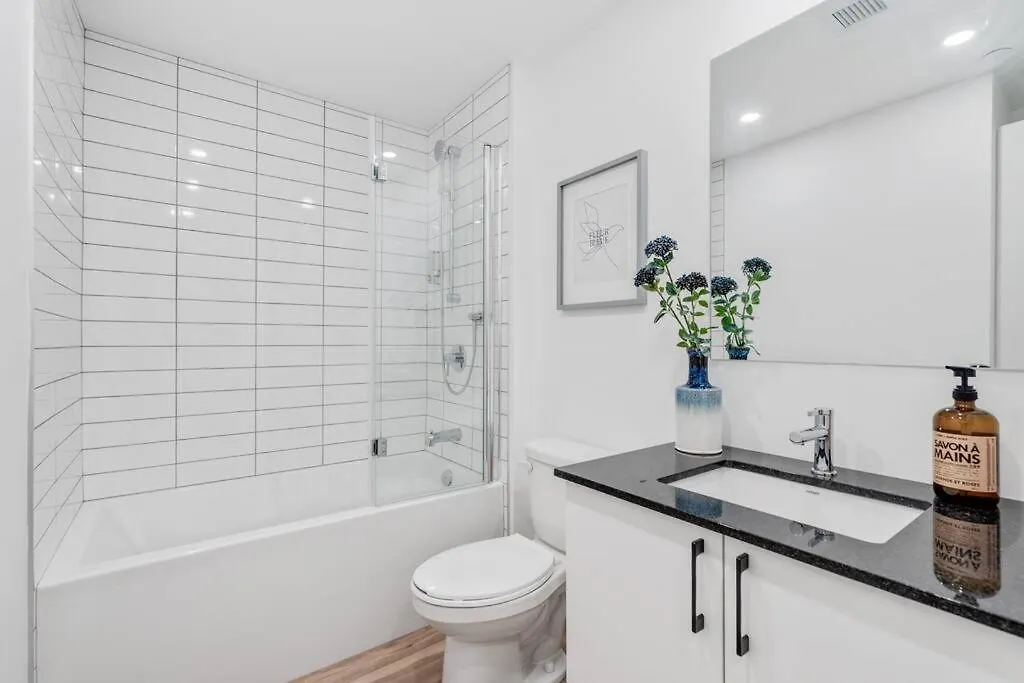 Initial / Fleuriste +Parking / Centre-Ville Qc Quebec City Apartment