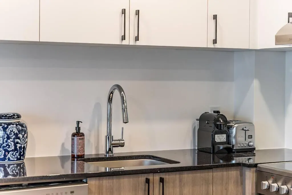 Initial / Fleuriste +Parking / Centre-Ville Qc Quebec City Apartment