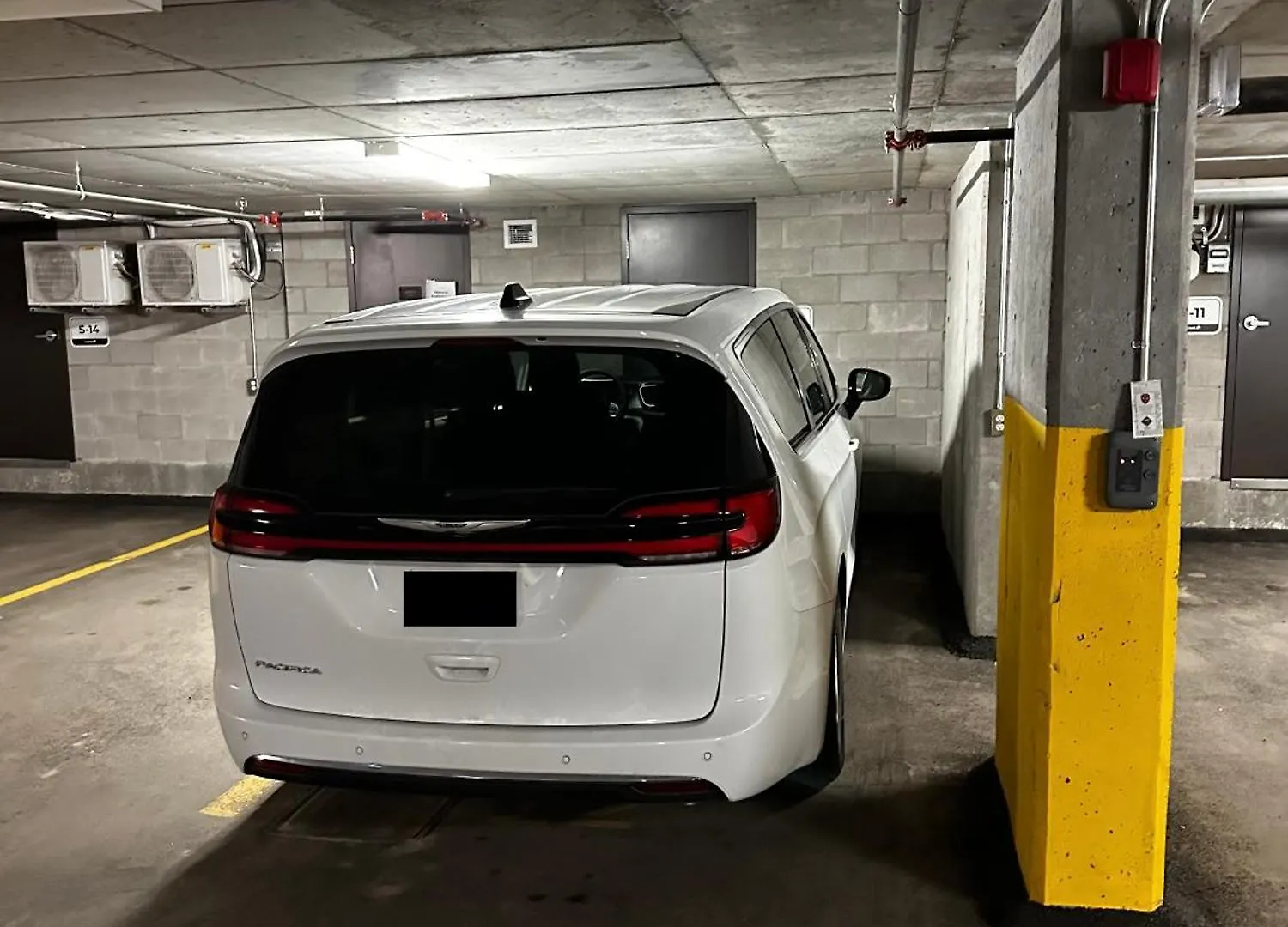 Initial / Fleuriste +Parking / Centre-Ville Qc Quebec City Canada